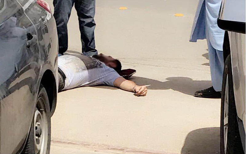 سائق يدهس مواطن ويطعنه بوجهه في