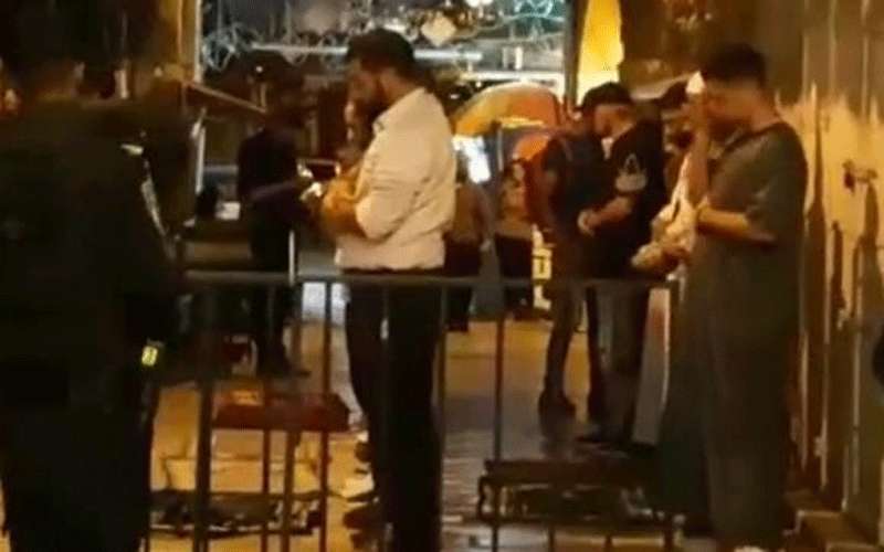 تأدية صلاة العشاء على أبواب الأقصى