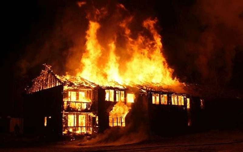 إخماد حريق مستودع في عمان
