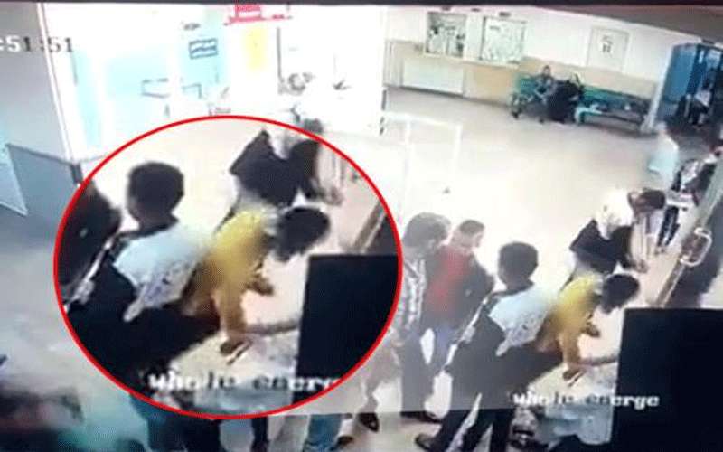 شاب يضرب مسن بأداة حادةفي مستشفى