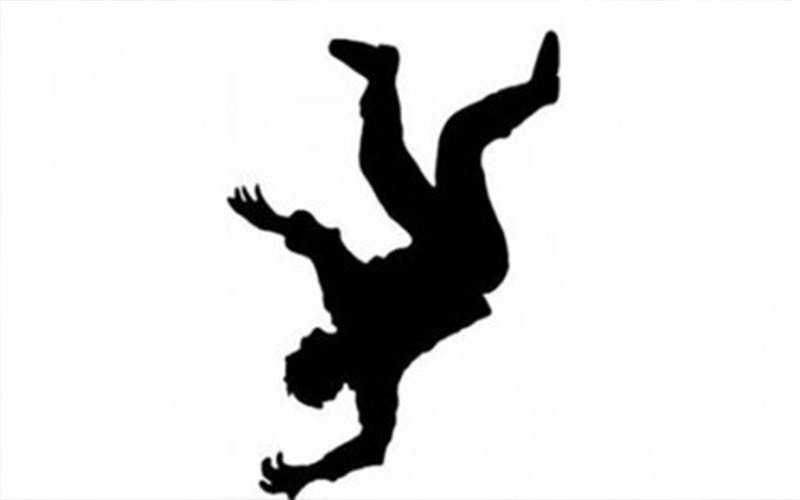 وفاة عشريني سقط عن سطح منزله