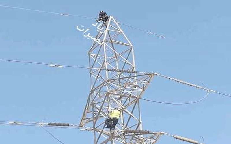 شخص يهدد بالانتحار من برج كهرباء