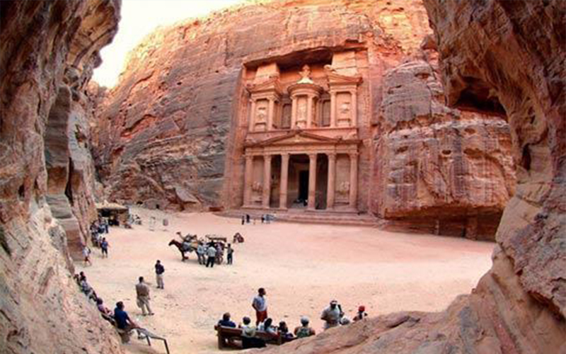 الأدلاء السياحيين توقف خدماتها في البترا