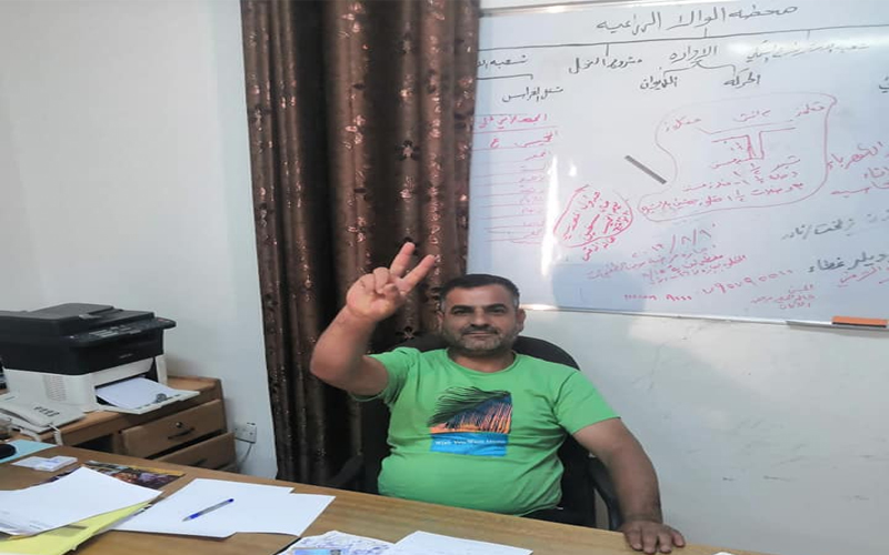 رئيس الوزراء الاسبق الملقي يقاضي الناشط