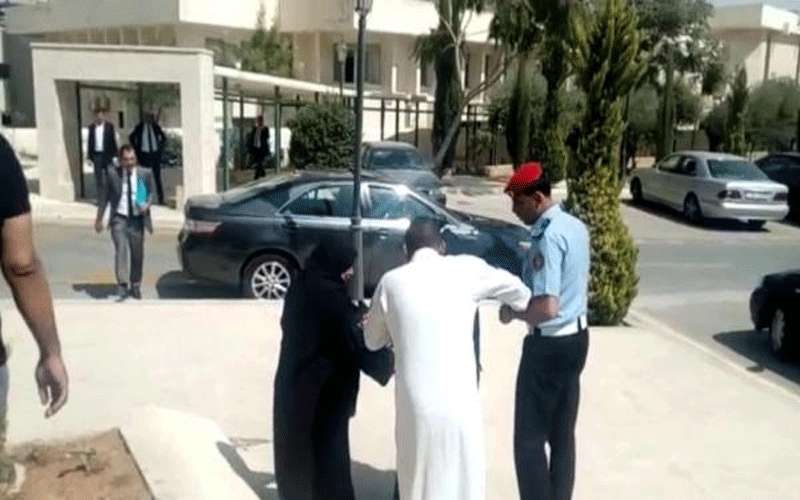 مواطن يدعو على مجلس النواب بالحرق