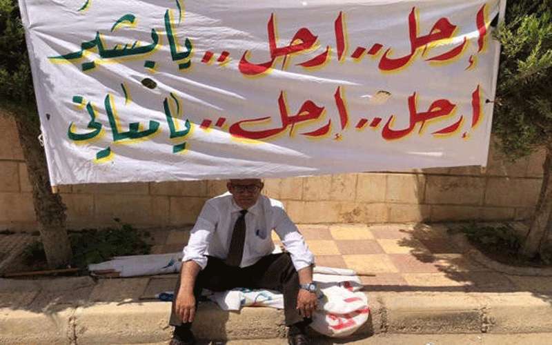 المومني يدخل باعتصام مفتوح