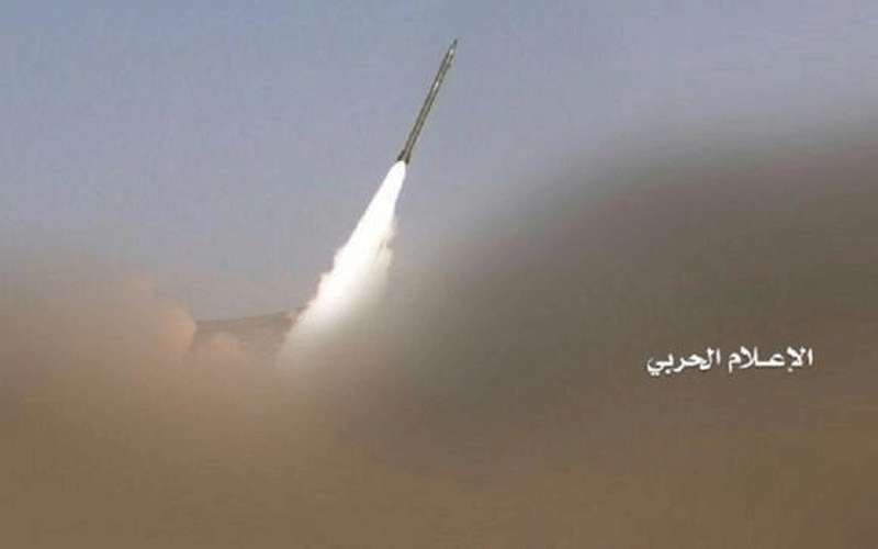 الحوثيون يقصفون تجمعات للجيش السعودي