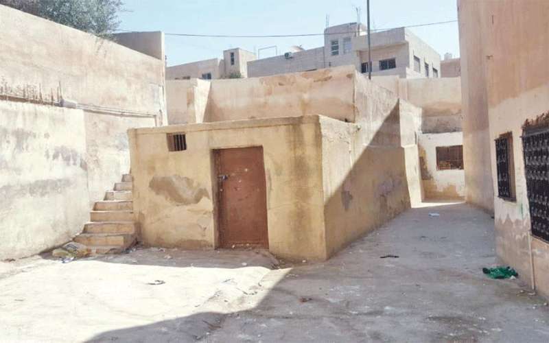 أولياء أمور طلبة يعلقون دوام أبنائهم