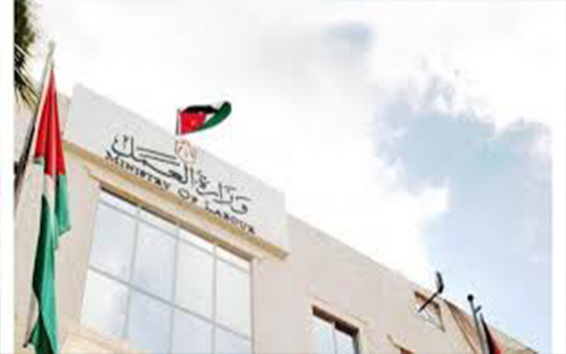 العمل تنفي وجود اي اقرار لرفع