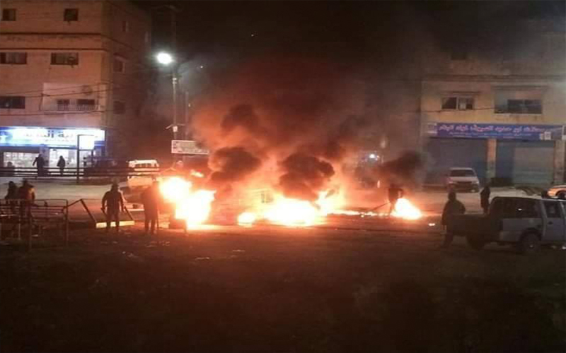 محتجون يغلقون طريق اربد عجلون ..