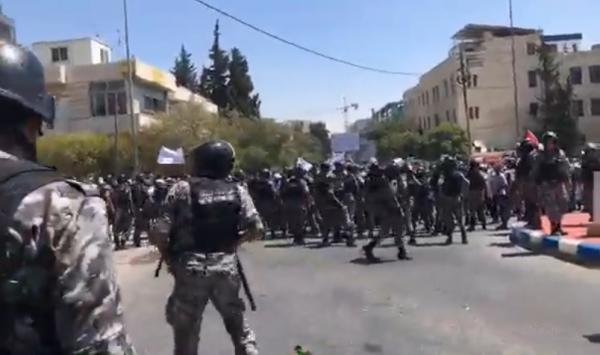الدرك يستخدم الغاز المسيل للدموع في