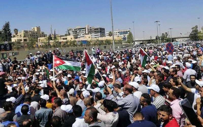 اجتماع ليلي بين المعلمين والحكومة والنواب