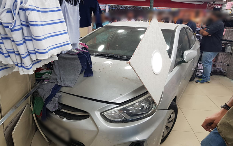 مركبة تقتحم محلا تجاريا في اربد