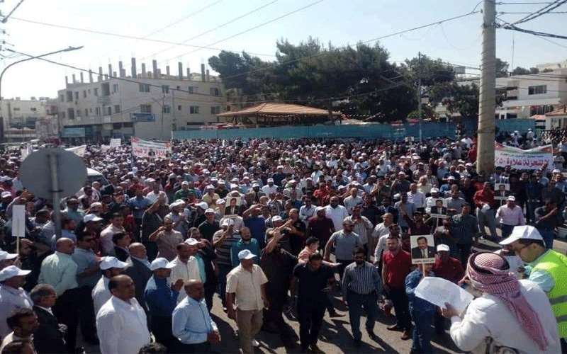 آلاف المعلمين بمسيرة في الكرك: لا