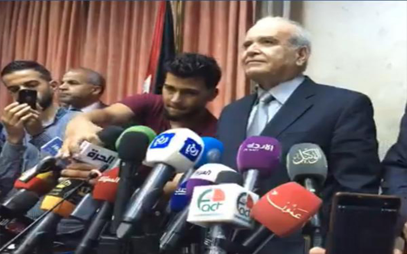 الحكومة تقدم مقترحا جديدا للمعلمين ..