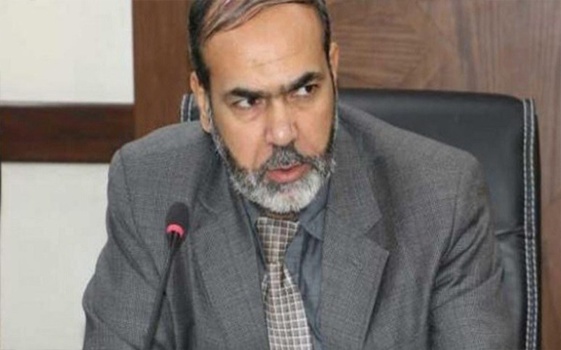 التربية تستخدم العصا والجزرة مع مدراء