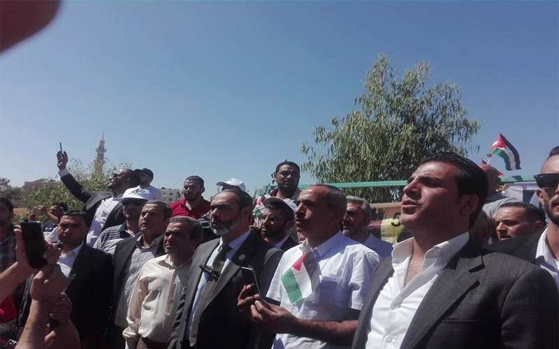 المعلمين لـنيسان : الملك جلس مع