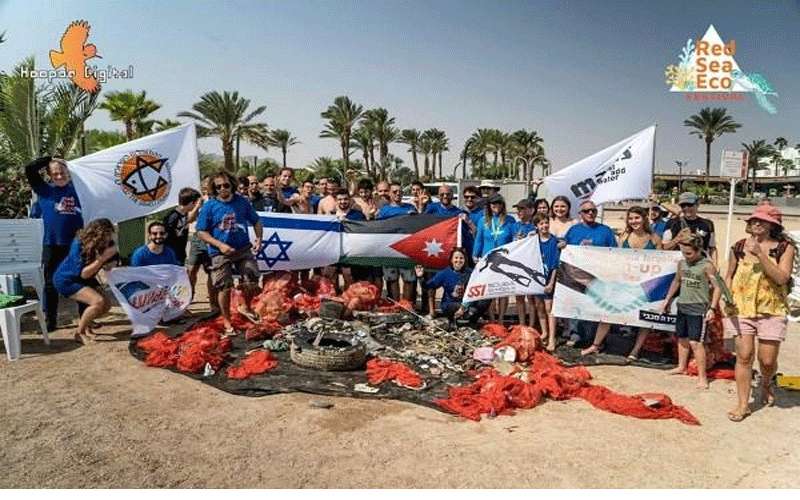 غواصون أردنيون ينظفون شواطئ إيلات