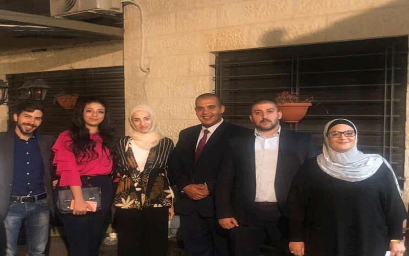 مجموعة من الشباب على طاولة الحوار