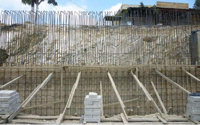 جدار استنادي يقتل عاملا بإربد