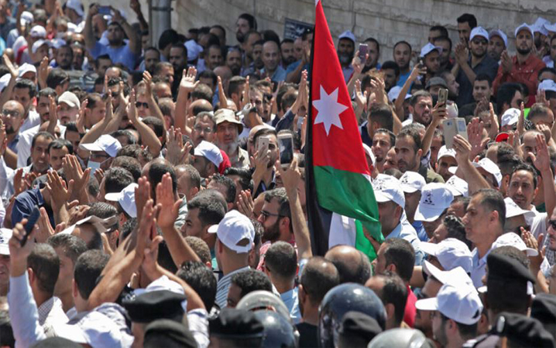 “توجيهات عليا” لإنهاء “إضراب المعلمين” قبل