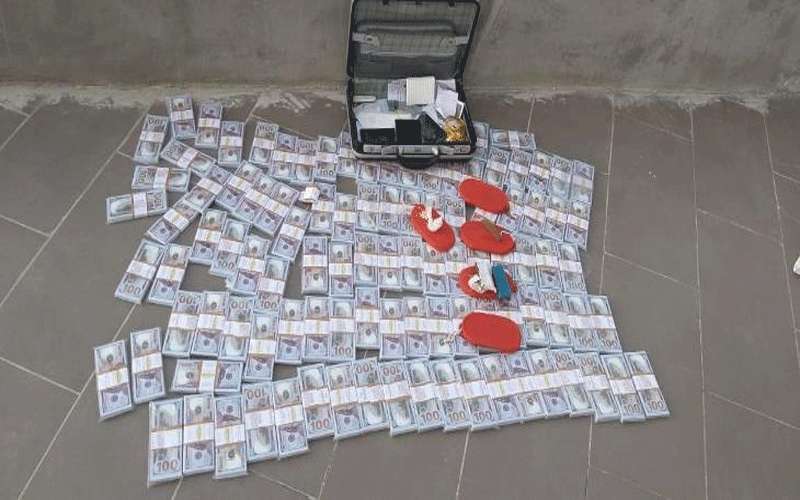 ضبط كمية كبيرة من الدولارات المزيفة
