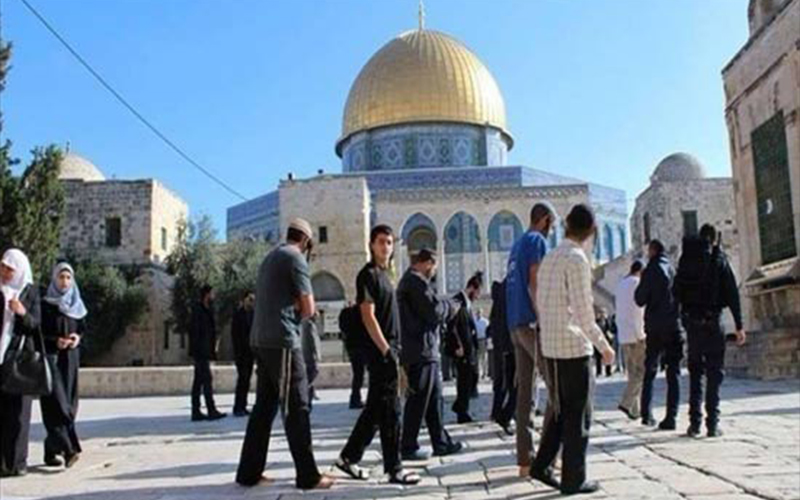 مستوطنون متطرفون يقتحمون الاقصى