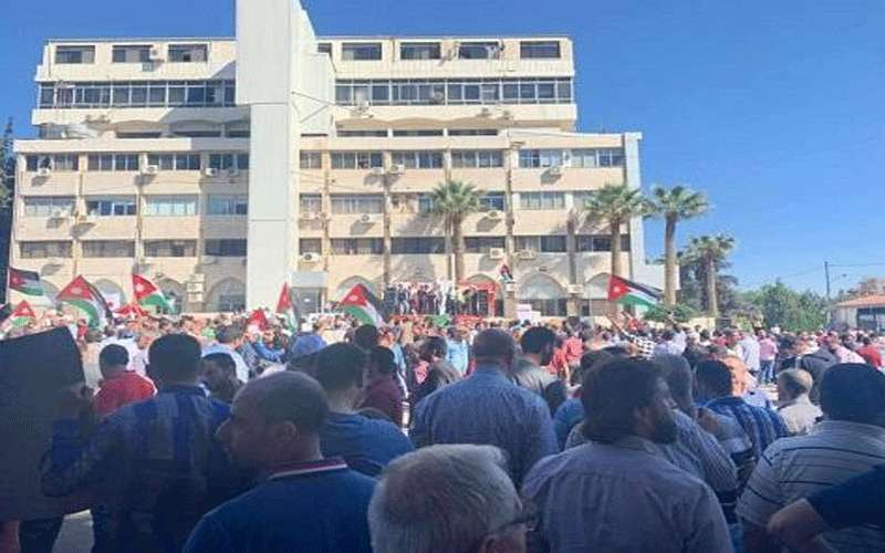 بالصور.. .وقفة للمعلمين أمام النقابات