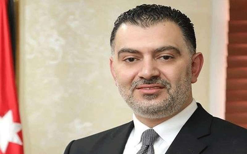 العمل توضح قرار وزيرها