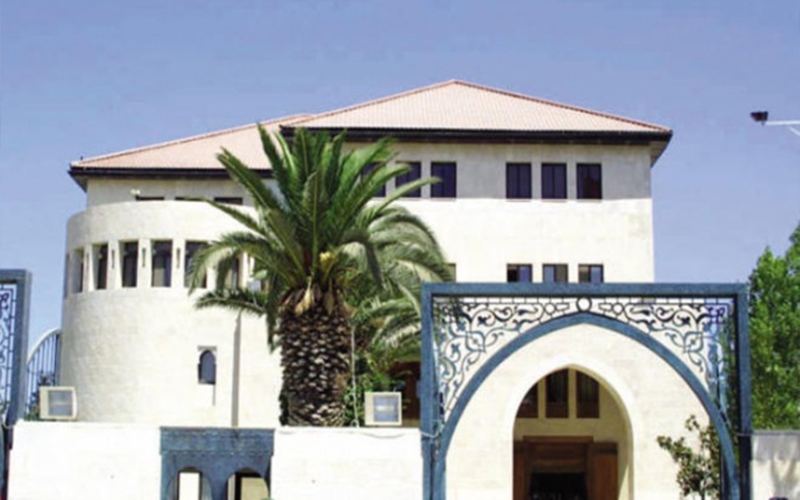 الفريق الحكومي يغادر رئاسة الوزاراء لـ