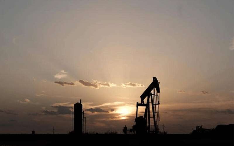 هبوط أسعار النفط وسط جو من