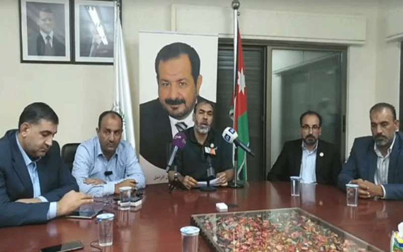 المعلمين تتعهد بالدفاع عن القاضي