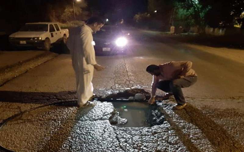 مواطنون في الشونة يصلحون طريق بلدتهم