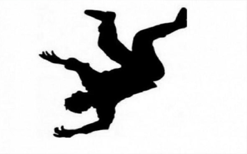 وفاة ثلاثيني سقط عن سطح منزله