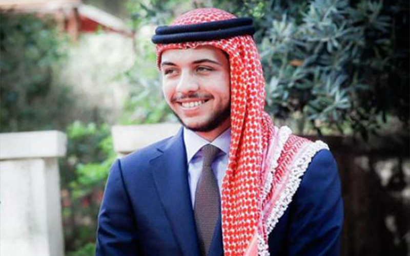 ولي العهد يوقف موكبه لمساعدة مصابين