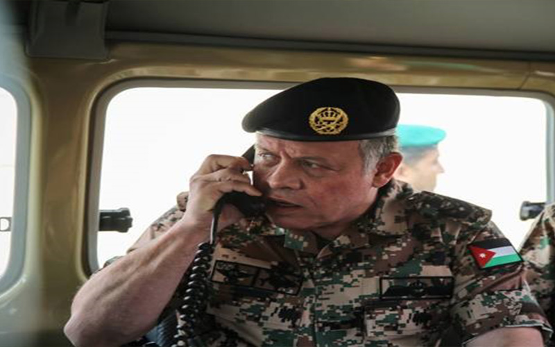 الملك: تحسين الواقع المعيشي لرفاق السلاح