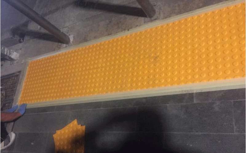 بلاط خاص بذوي الإعاقات البصرية بشوارع