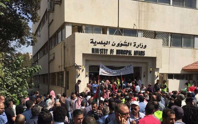 بعد عام من الوعود .. البلديات