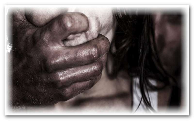 مريض عقلي يفض بكارة طفلة داخل