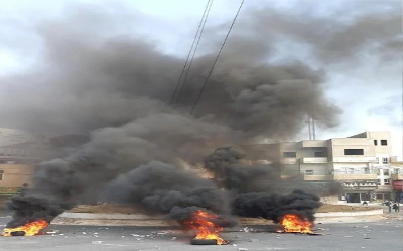 شغب واغلاق دوار الرمثا بالاطارات المشتعلة