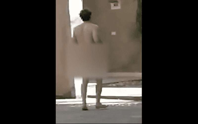 عاري يتجول في شوارع عمان