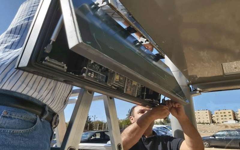 إصلاح شاشات باص عمان بعد تخريبها