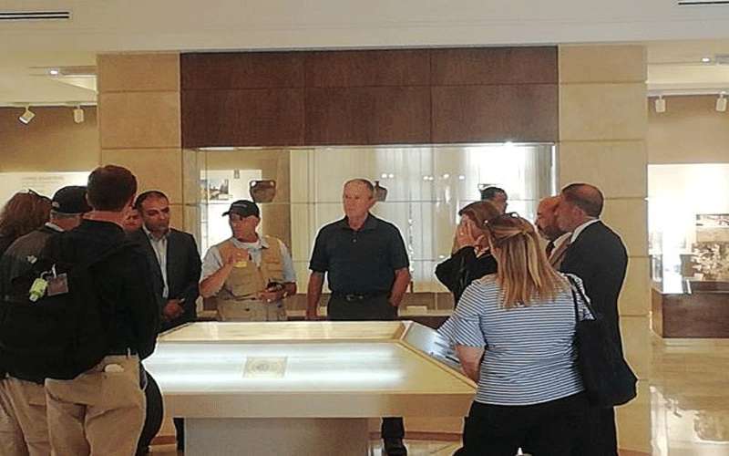 جورج بوش يزور الآثار الرومانية في