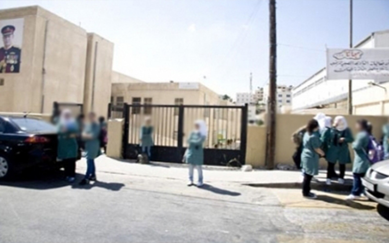 ضبط متسكع خلع ملابسه أمام مدرسة