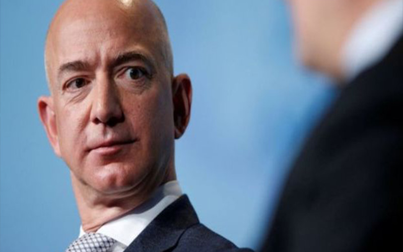 أغنى رجل في العالم يخسر 7