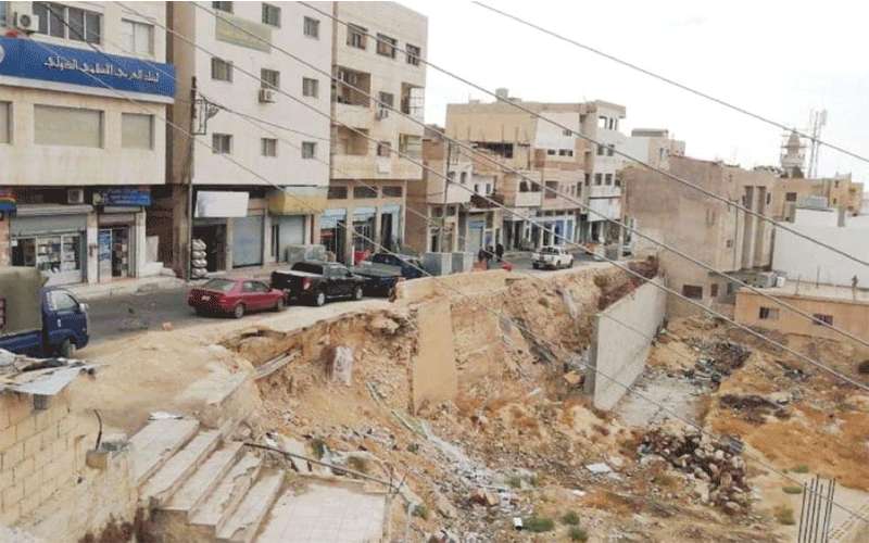 انهيار بشارع الطفيلة الرئيس منذ 7