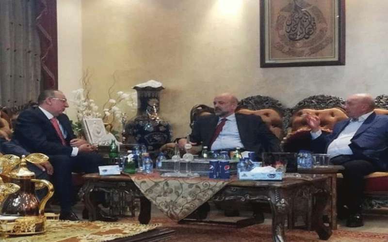 الرزاز طلب والفايز اعطى .. عقد