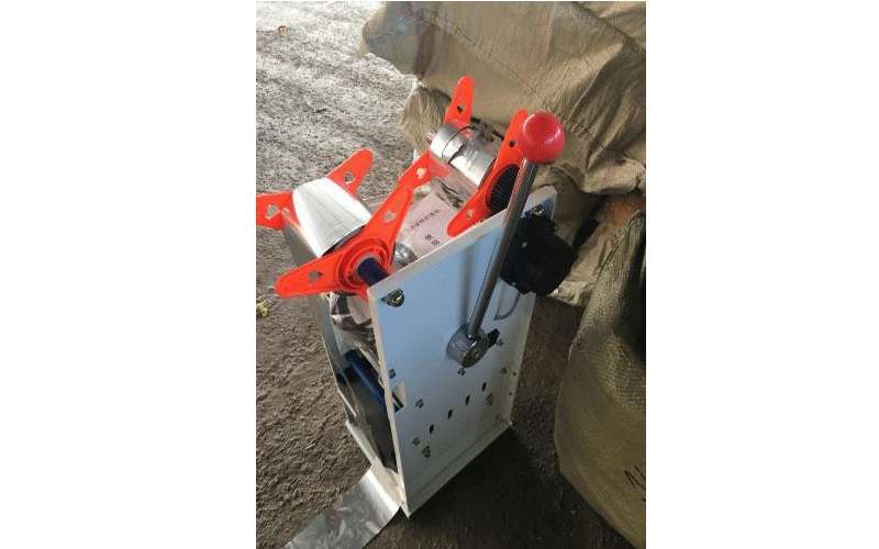 إحباط تهريب مكبس رؤوس سجائر الكترونية