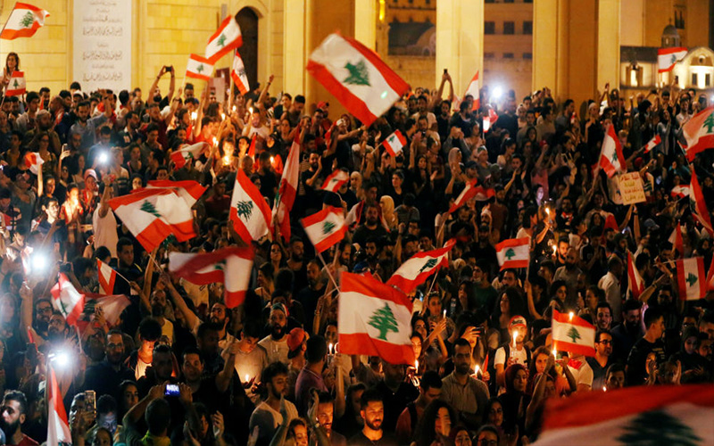 المحتجون في لبنان يعززون أساليب قطع