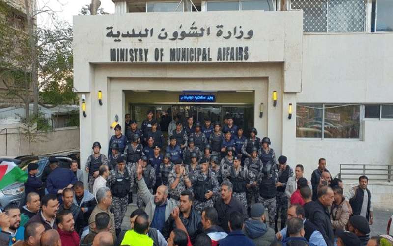 ٣٥ دينارا مكافأة ثابتة لعمال البلديات..